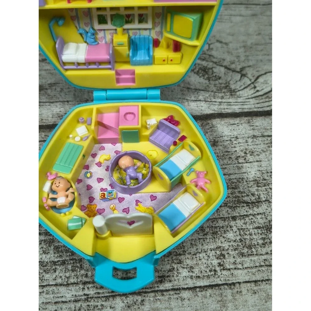 1992 Bluebird Polly Pocket Polly in the Nursery Baby Care Center